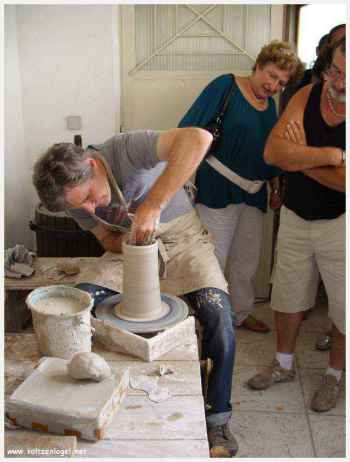 Création de poteries alsaciennes à Soufflenheim en Alsace