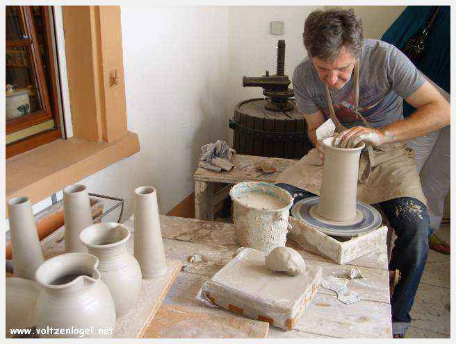 Potiers en action lors de la Fête de la Poterie à Soufflenheim