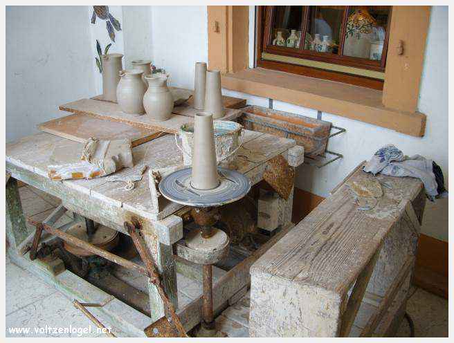 Réalisation de poteries artisanales dans la pure tradition à Soufflenheim