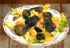 Salade de scarole aux foies de volaille, une combinaison de saveurs équilibrées avec des éclats de noisettes