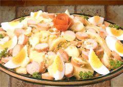 Salade de saucisses de Strasbourg, un mélange de saveurs réconfortantes avec pommes de terre, câpres, et œufs durs