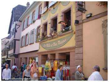 Vin d'Alsace, fontaine village : Pfifferdaj, charme médiéval
