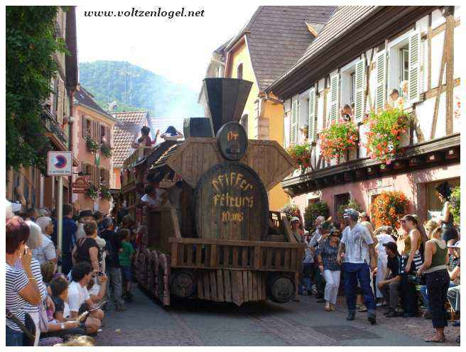 Cortège de chars à Ribeauvillé. La fête des Ménétriers en Alsace