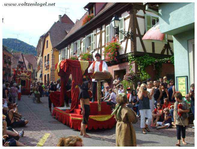 Cortège de chars à Ribeauvillé. La fête des Ménétriers en Alsace