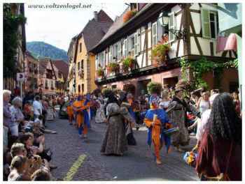 Festivités médiévales : musiciens, bateleurs, jongleurs, cracheurs de feu