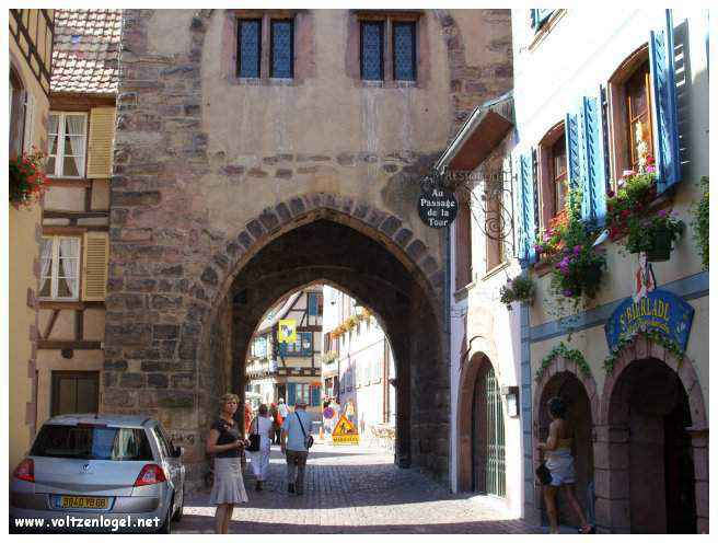 Château médiéval dominant les vignobles de Ribeauvillé en Alsace.