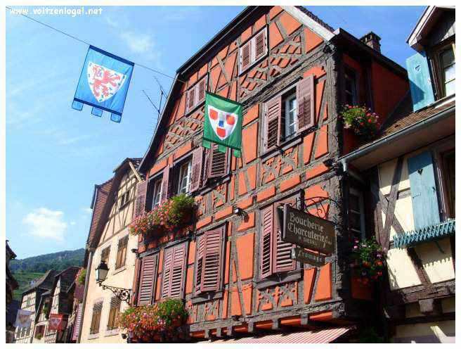 Château médiéval dominant les vignobles de Ribeauvillé en Alsace.