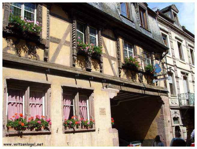 Architecture médiévale et ruelles pavées de Riquewihr, Alsace