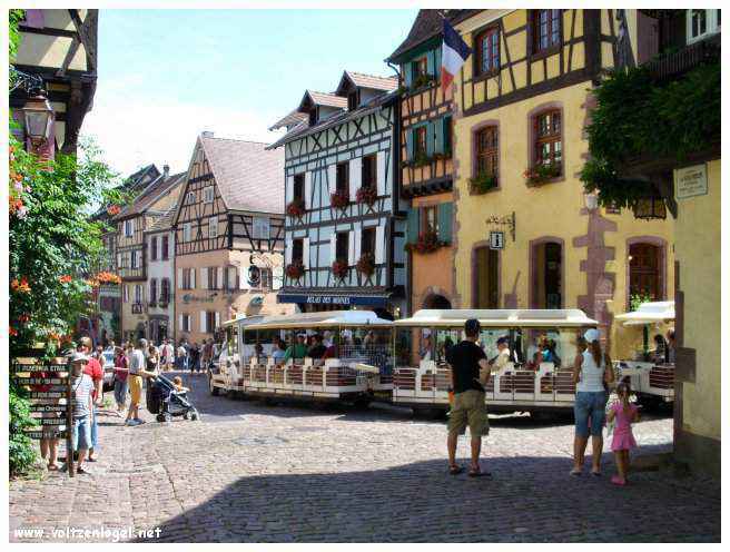 Architecture médiévale et ruelles pavées de Riquewihr, Alsace