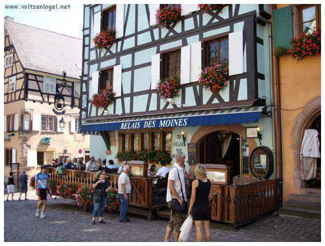 Architecture médiévale et ruelles pavées de Riquewihr, Alsace