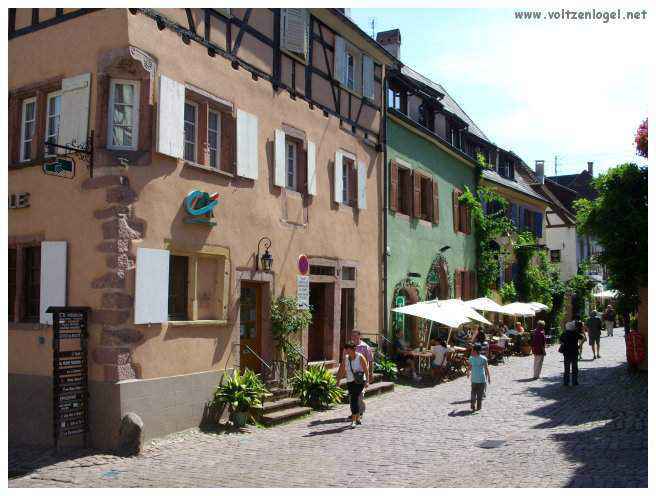 Architecture médiévale et ruelles pavées de Riquewihr, Alsace