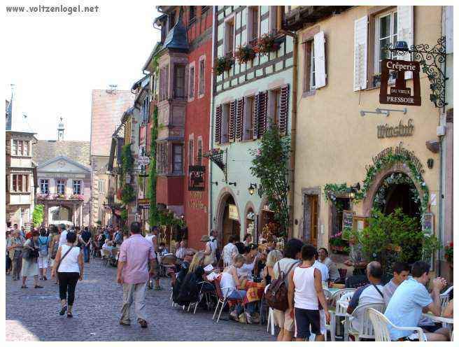 Architecture médiévale et ruelles pavées de Riquewihr, Alsace