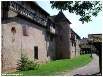 Visite de Riquewihr en Alsace avec ses belles demeures colorées à colombages