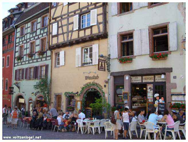 Architecture médiévale et ruelles pavées de Riquewihr, Alsace