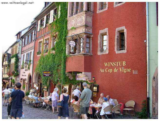 Architecture médiévale et ruelles pavées de Riquewihr, Alsace