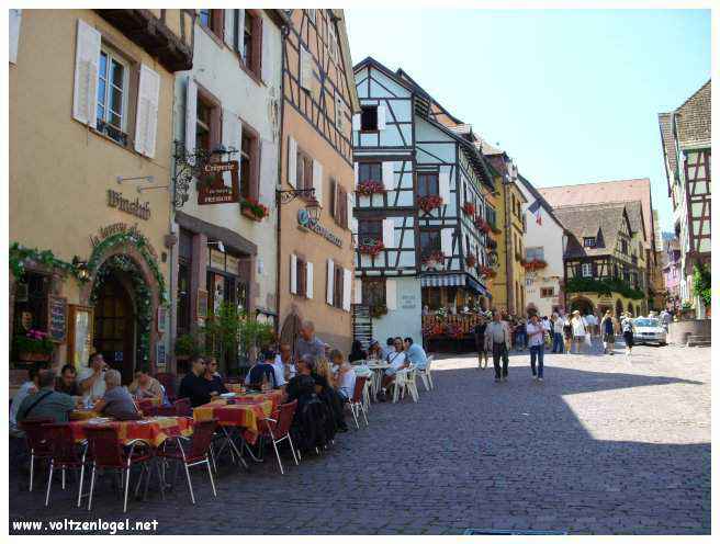 Architecture médiévale et ruelles pavées de Riquewihr, Alsace