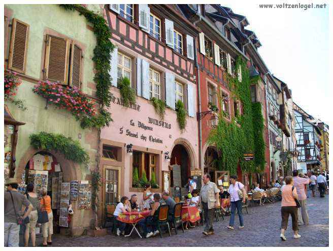 Architecture médiévale et ruelles pavées de Riquewihr, Alsace