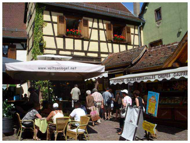 Architecture médiévale et ruelles pavées de Riquewihr, Alsace