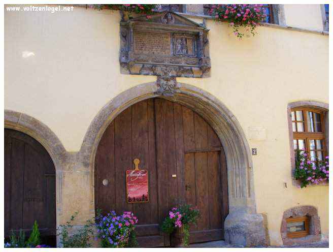 La ville médiévale de Riquewihr sur la célèbre route des vins d'Alsace