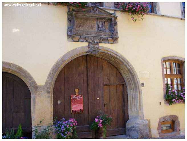 Architecture médiévale et ruelles pavées de Riquewihr, Alsace