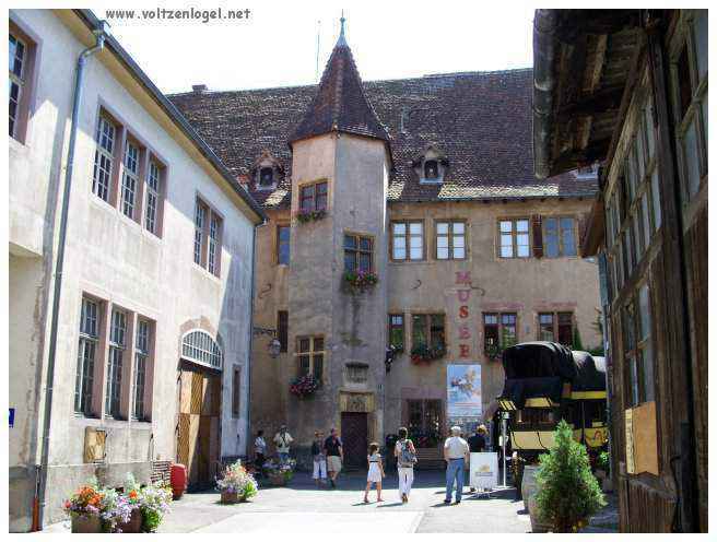 Architecture médiévale et ruelles pavées de Riquewihr, Alsace