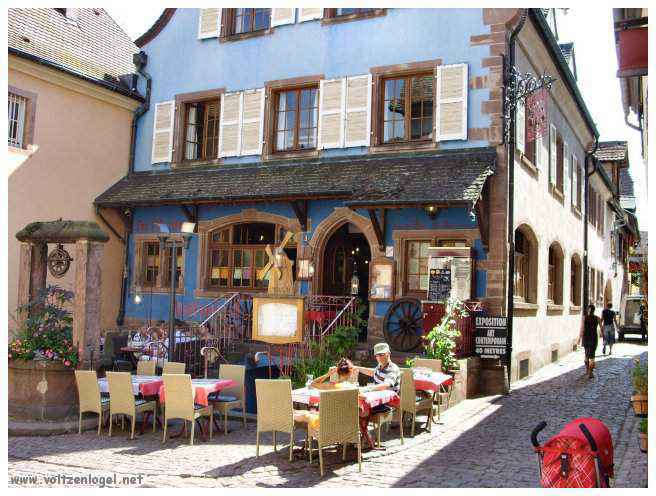 Architecture médiévale et ruelles pavées de Riquewihr, Alsace
