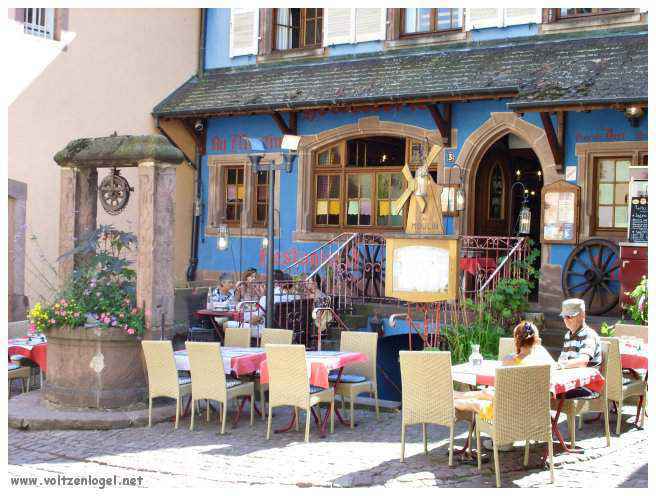 Architecture médiévale et ruelles pavées de Riquewihr, Alsace
