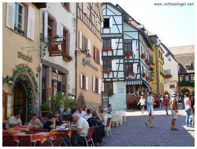 Architecture médiévale et ruelles pavées de Riquewihr, Alsace