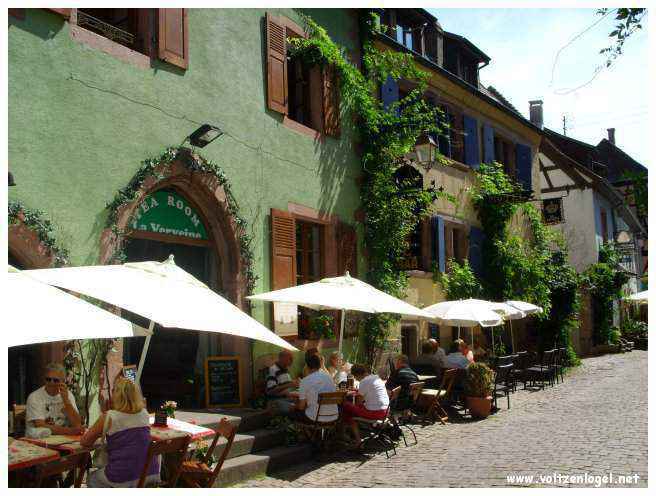 Architecture médiévale et ruelles pavées de Riquewihr, Alsace