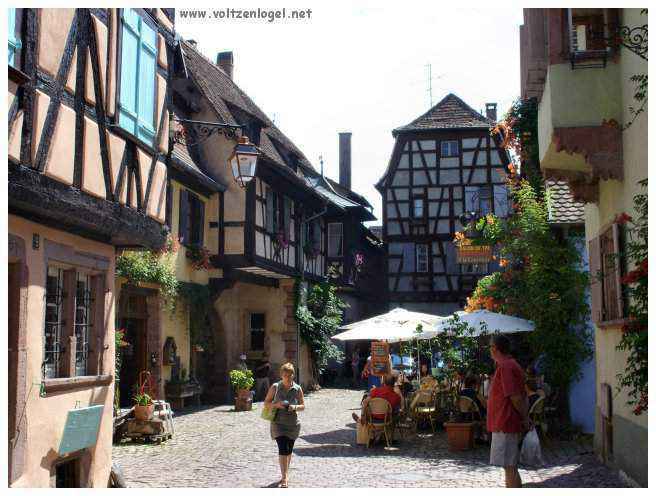 Architecture médiévale et ruelles pavées de Riquewihr, Alsace