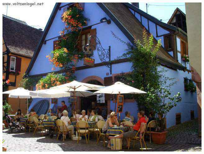 Architecture médiévale et ruelles pavées de Riquewihr, Alsace