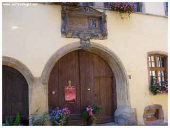 La ville médiévale de Riquewihr sur la célèbre route des vins d'Alsace