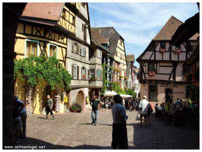 Architecture médiévale et ruelles pavées de Riquewihr, Alsace