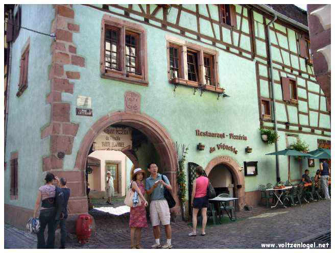 Architecture médiévale et ruelles pavées de Riquewihr, Alsace