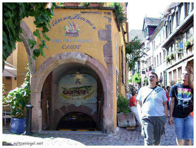 Architecture médiévale et ruelles pavées de Riquewihr, Alsace