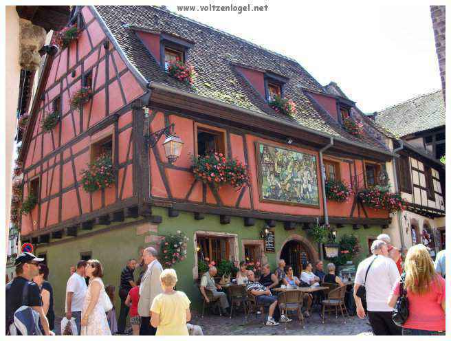 Architecture médiévale et ruelles pavées de Riquewihr, Alsace