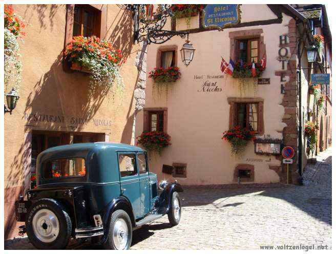 Architecture médiévale et ruelles pavées de Riquewihr, Alsace