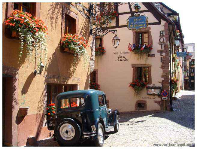 Architecture médiévale et ruelles pavées de Riquewihr, Alsace