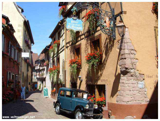 Architecture médiévale et ruelles pavées de Riquewihr, Alsace