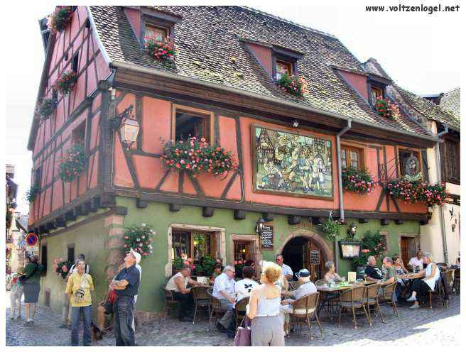 Architecture médiévale et ruelles pavées de Riquewihr, Alsace