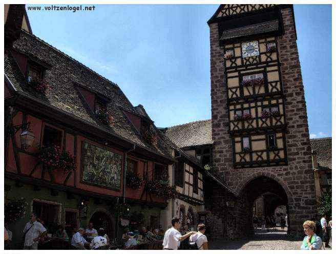 Architecture médiévale et ruelles pavées de Riquewihr, Alsace