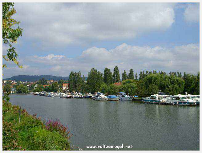Château des Rohan dominant le canal de la Marne au Rhin à Saverne