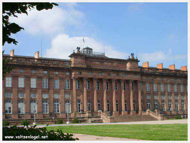 Château des Rohan dominant le canal de la Marne au Rhin à Saverne