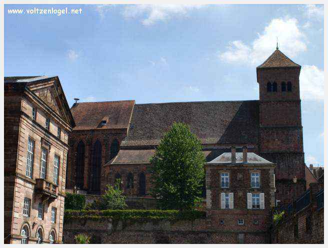 Château des Rohan dominant le canal de la Marne au Rhin à Saverne
