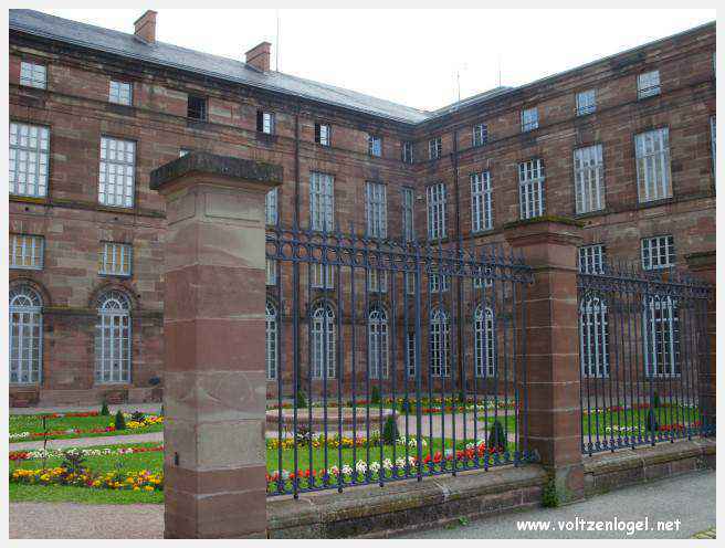Château des Rohan dominant le canal de la Marne au Rhin à Saverne