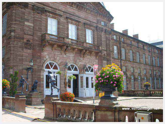 Château des Rohan dominant le canal de la Marne au Rhin à Saverne