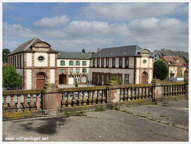 Château des Rohan dominant le canal de la Marne au Rhin à Saverne