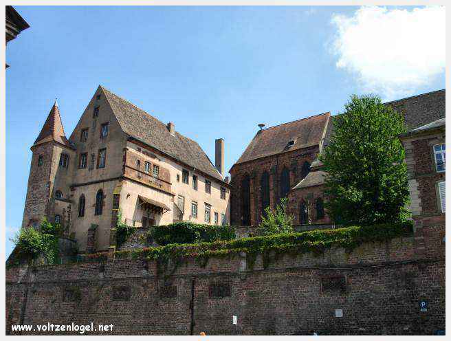 Château des Rohan dominant le canal de la Marne au Rhin à Saverne