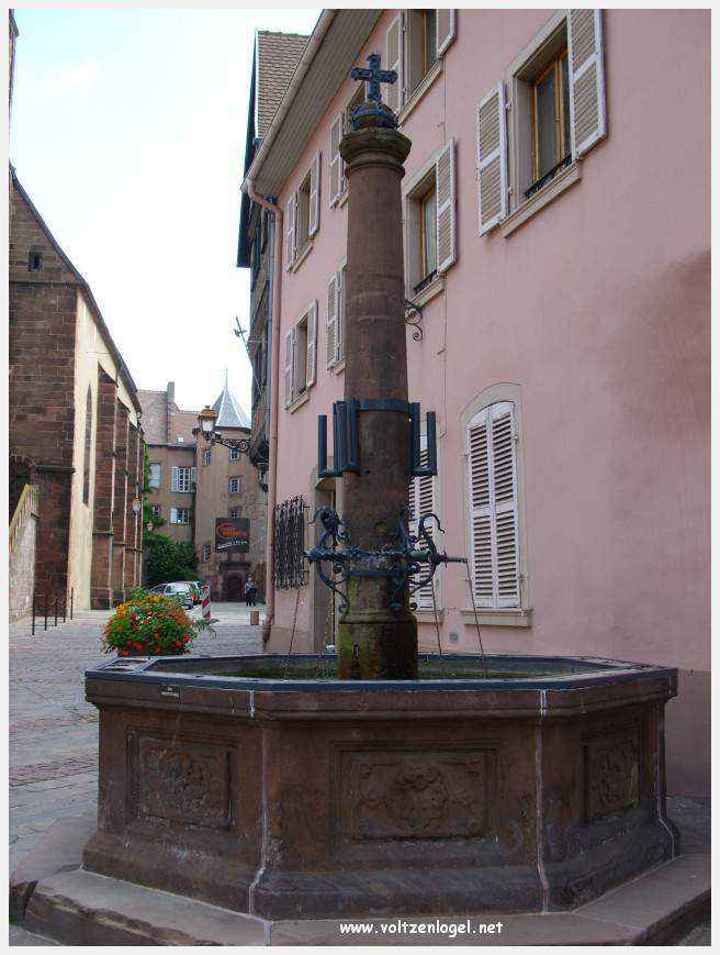 Château des Rohan dominant le canal de la Marne au Rhin à Saverne