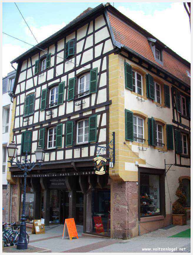Château des Rohan dominant le canal de la Marne au Rhin à Saverne